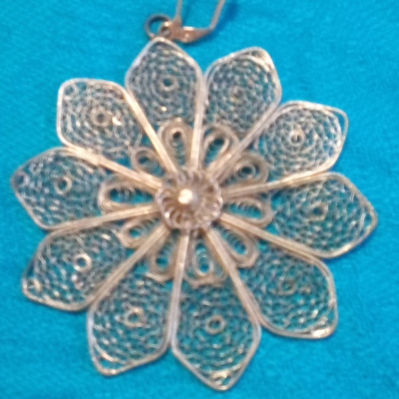 Vintage Flower Earrings - Picture 2 of 3